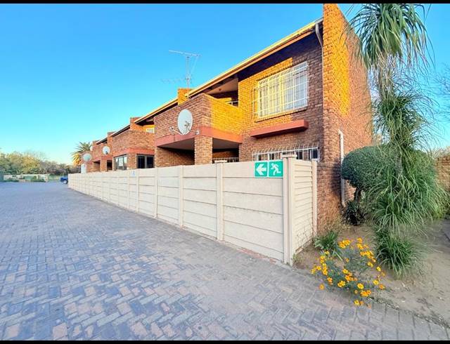 3 BEDROOM TOWNHOUSE FOR SALE IN VANDERBIJLPARK CE 1